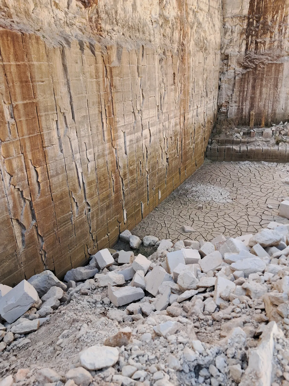 Pareti e fondo della cava