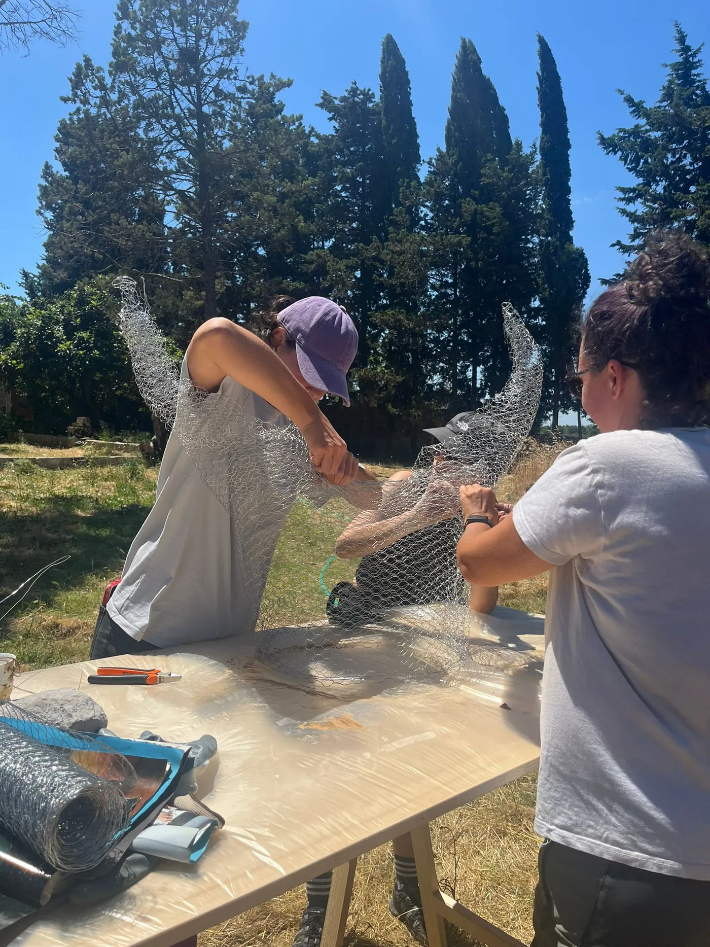 Lavorazione della rete metallica intorno al tavolo