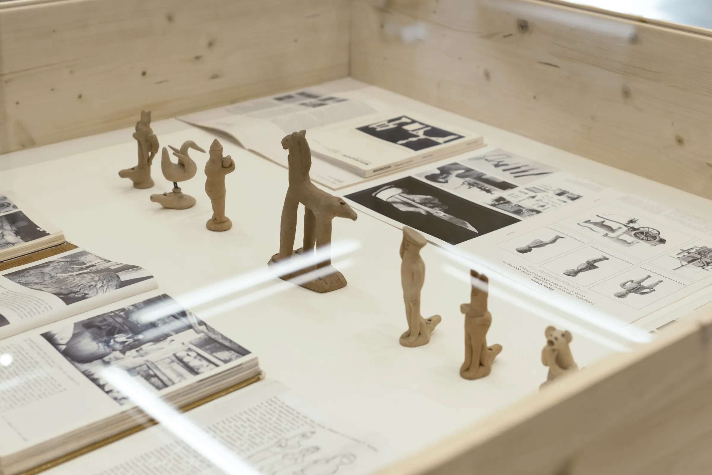 Disegni, documenti e statuette nella teca centrale