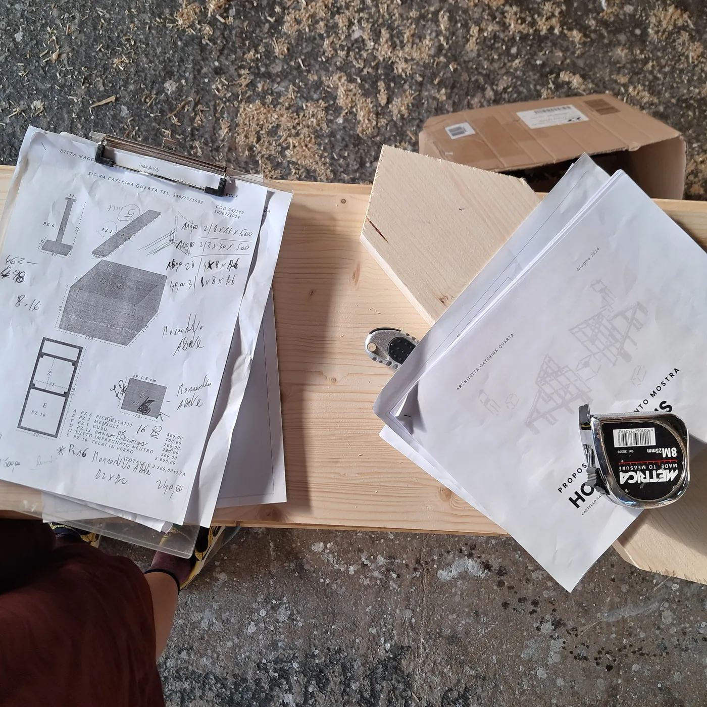 Disegni e documenti di cantiere appoggiati sugli arredi