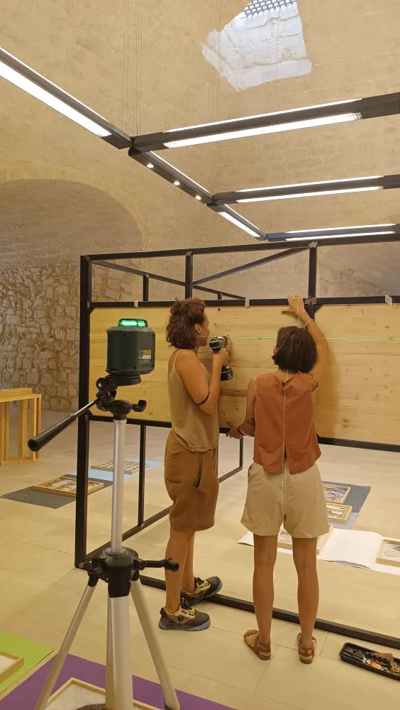 Montaggio delle opere sui telai espositivi