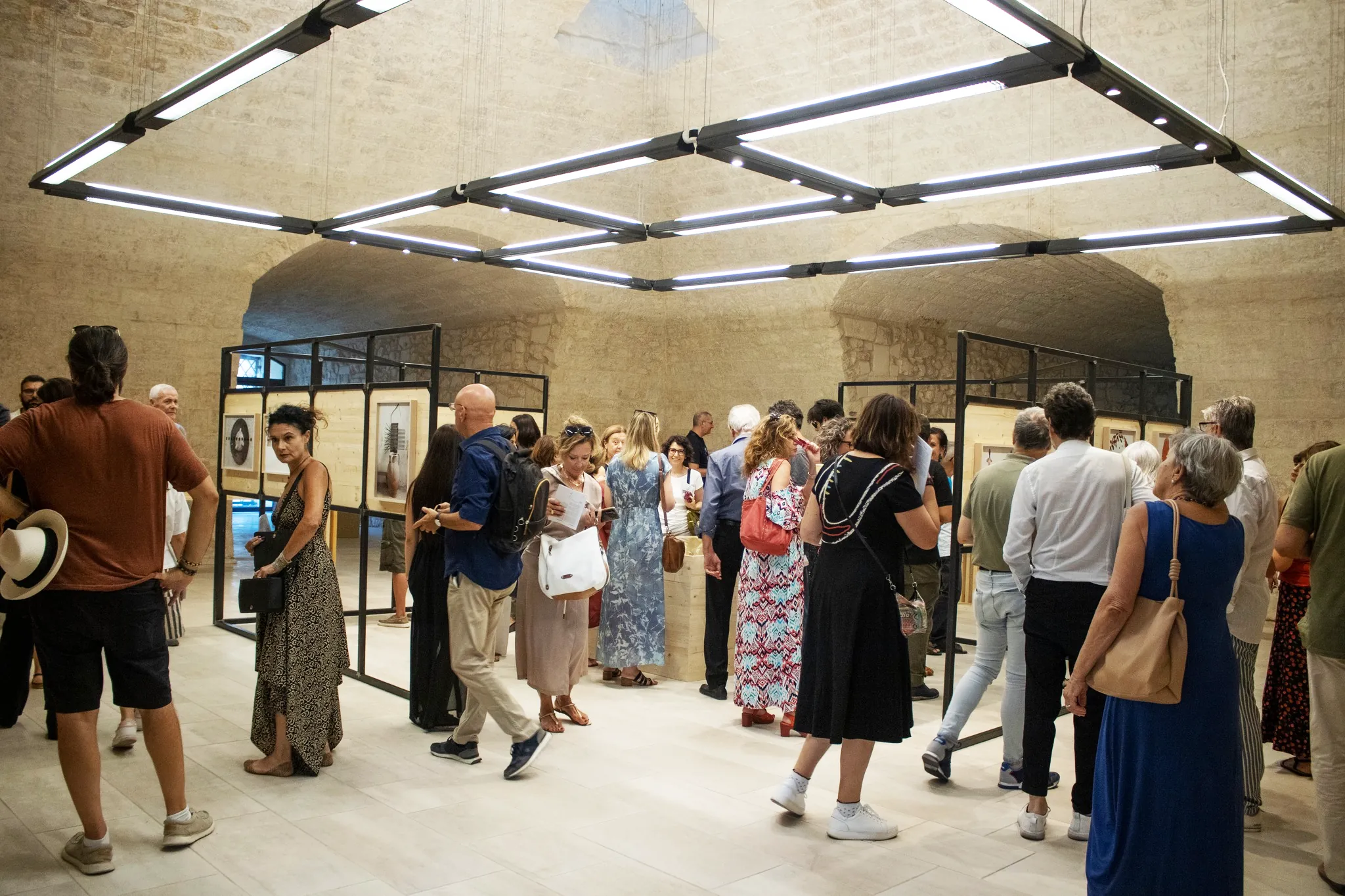 Visitatori durante l’inaugurazione della mostra
