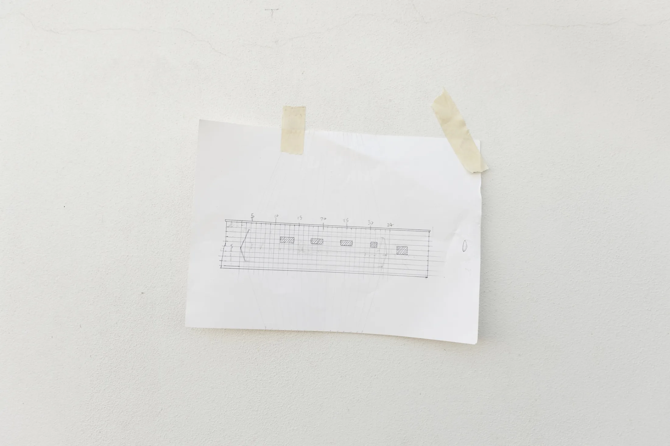 Disegno preparatorio del murale fissato alla parete