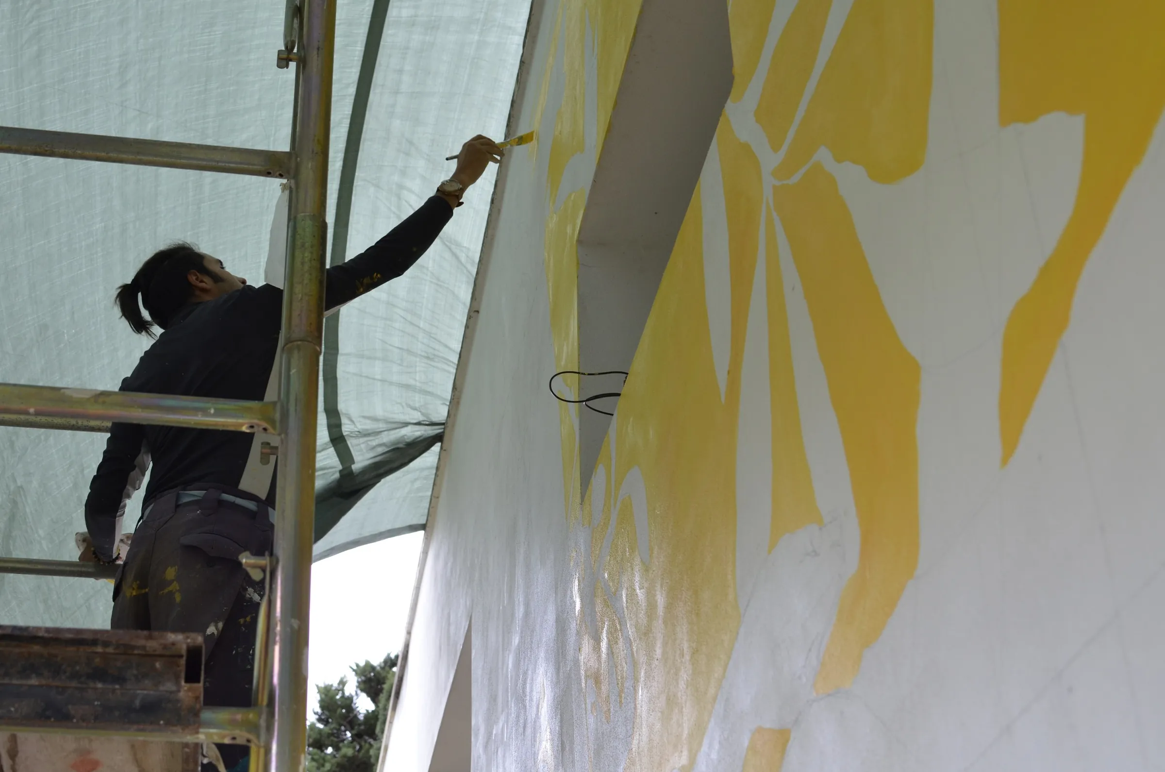 Lavorazione della superficie gialla del murale