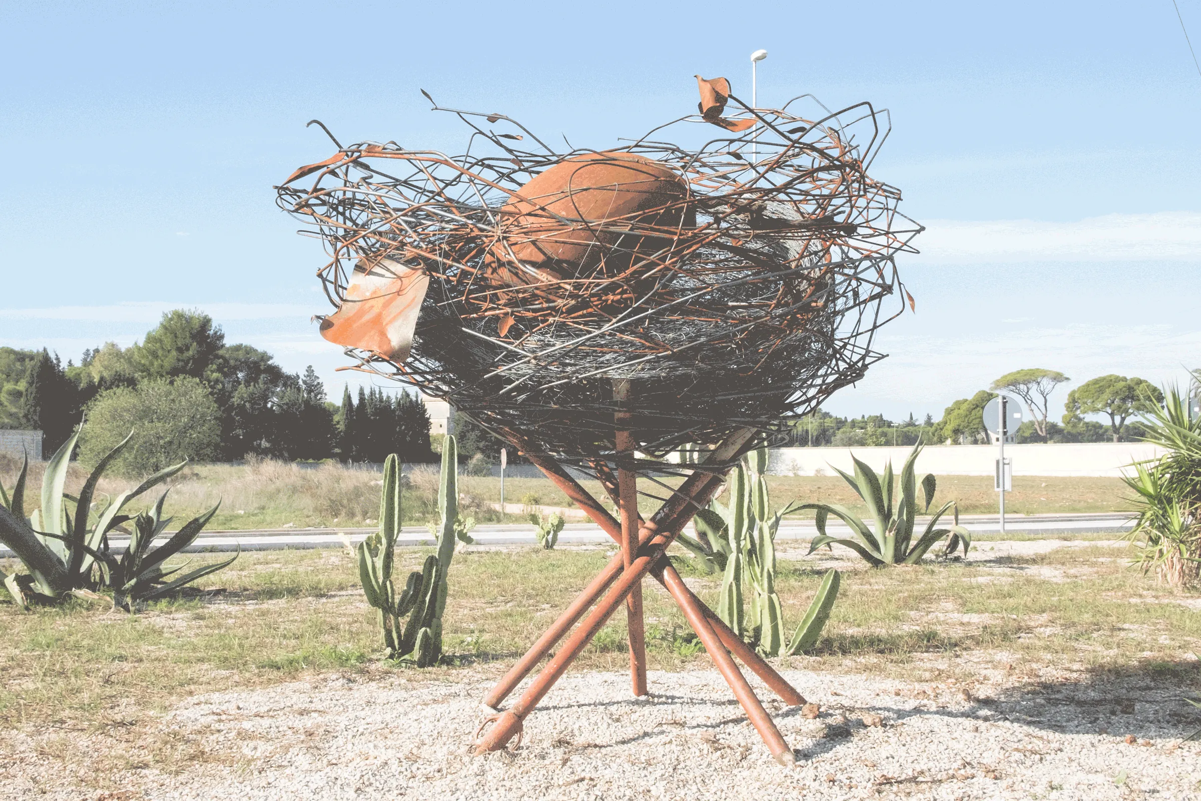 Scultura Uovo Cosmico realizzata con ferro di recupero