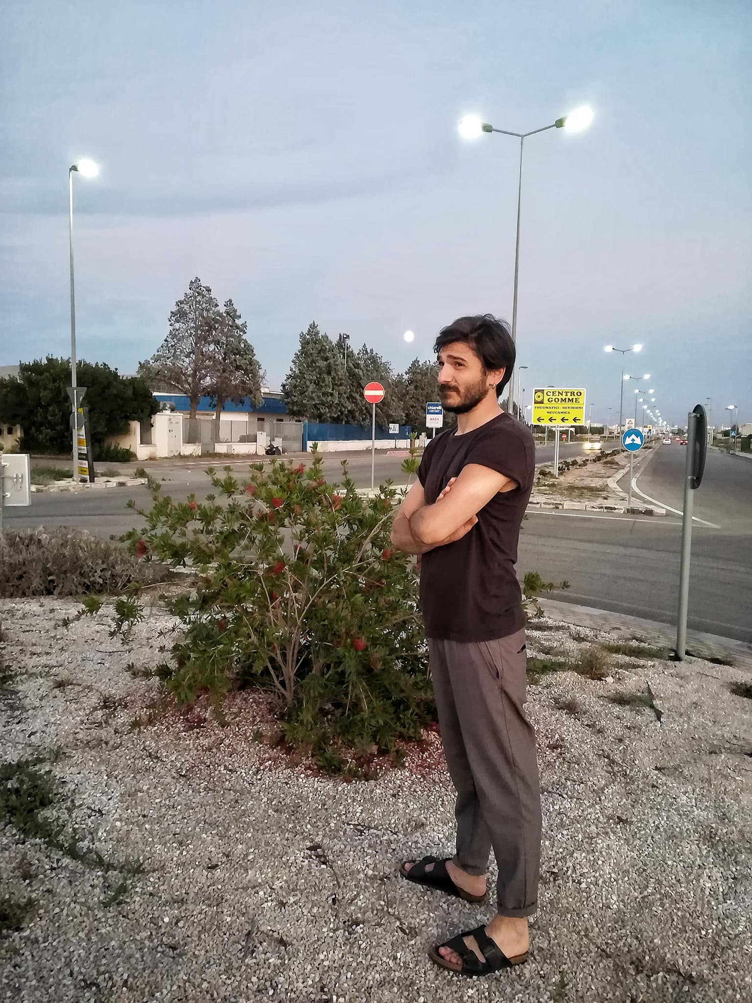 Gianni D’Urso accanto all’installazione nella zona industriale
