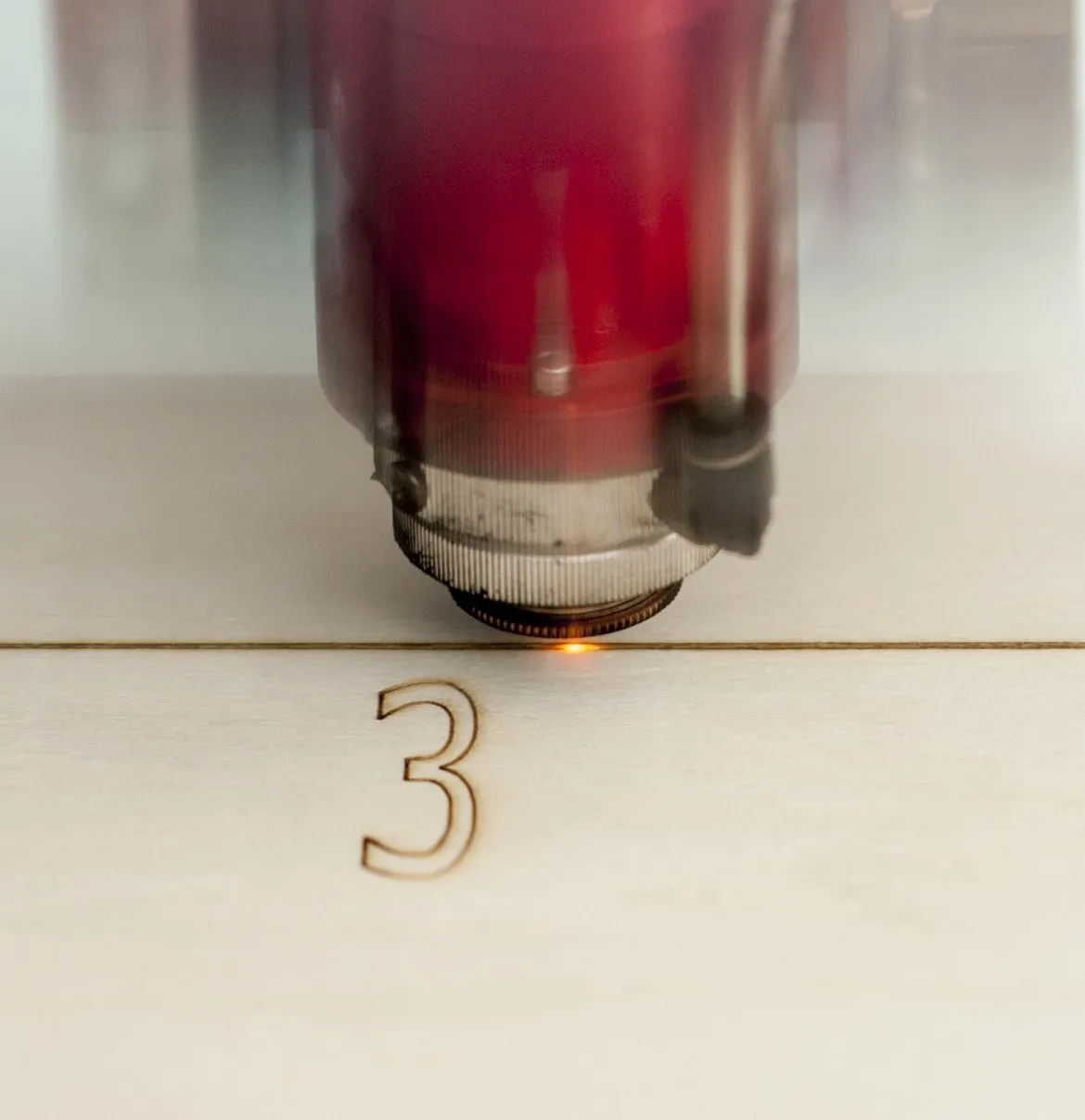 Incisione laser di un numero su legno