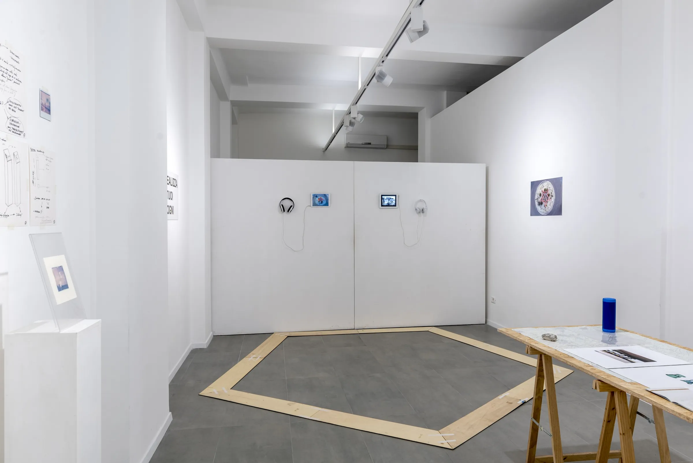 Vista generale della mostra con l’installazione a pavimento