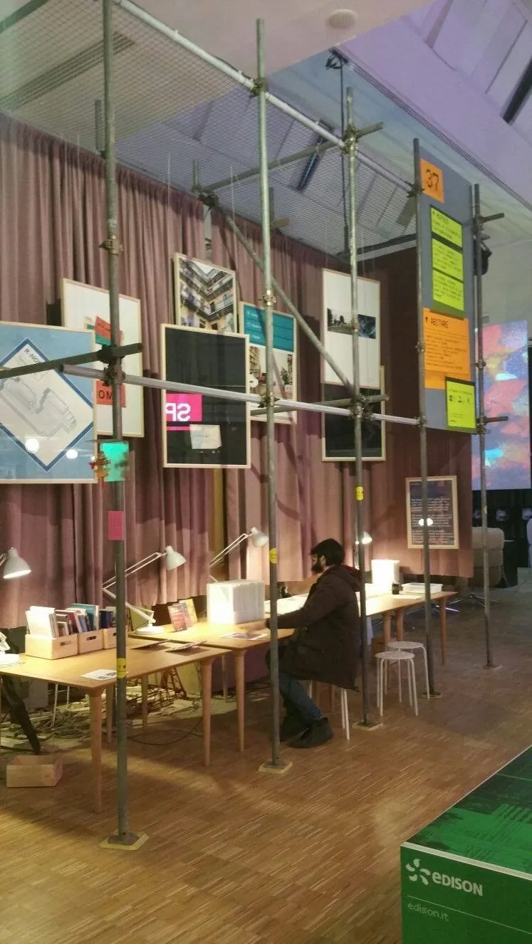 Allestimento di 999 Domande sull’abitare contemporaneo alla Triennale di Milano