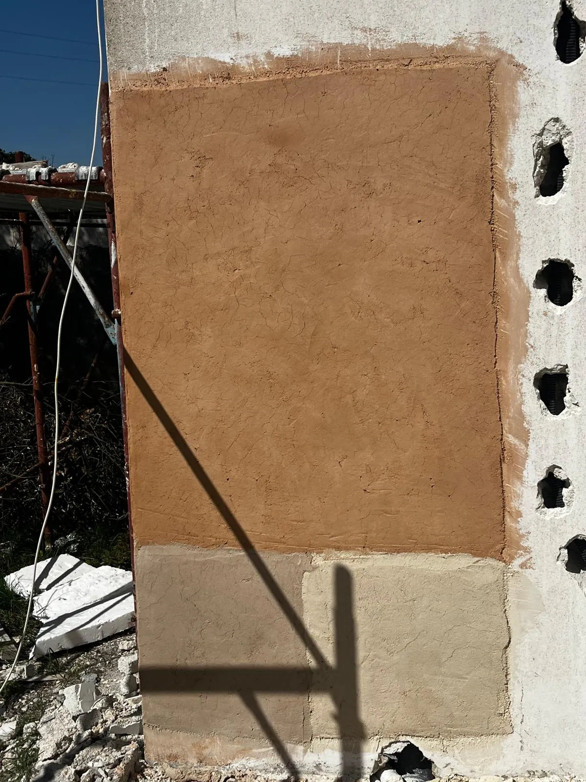 Campioni di intonaco naturale durante il cantiere