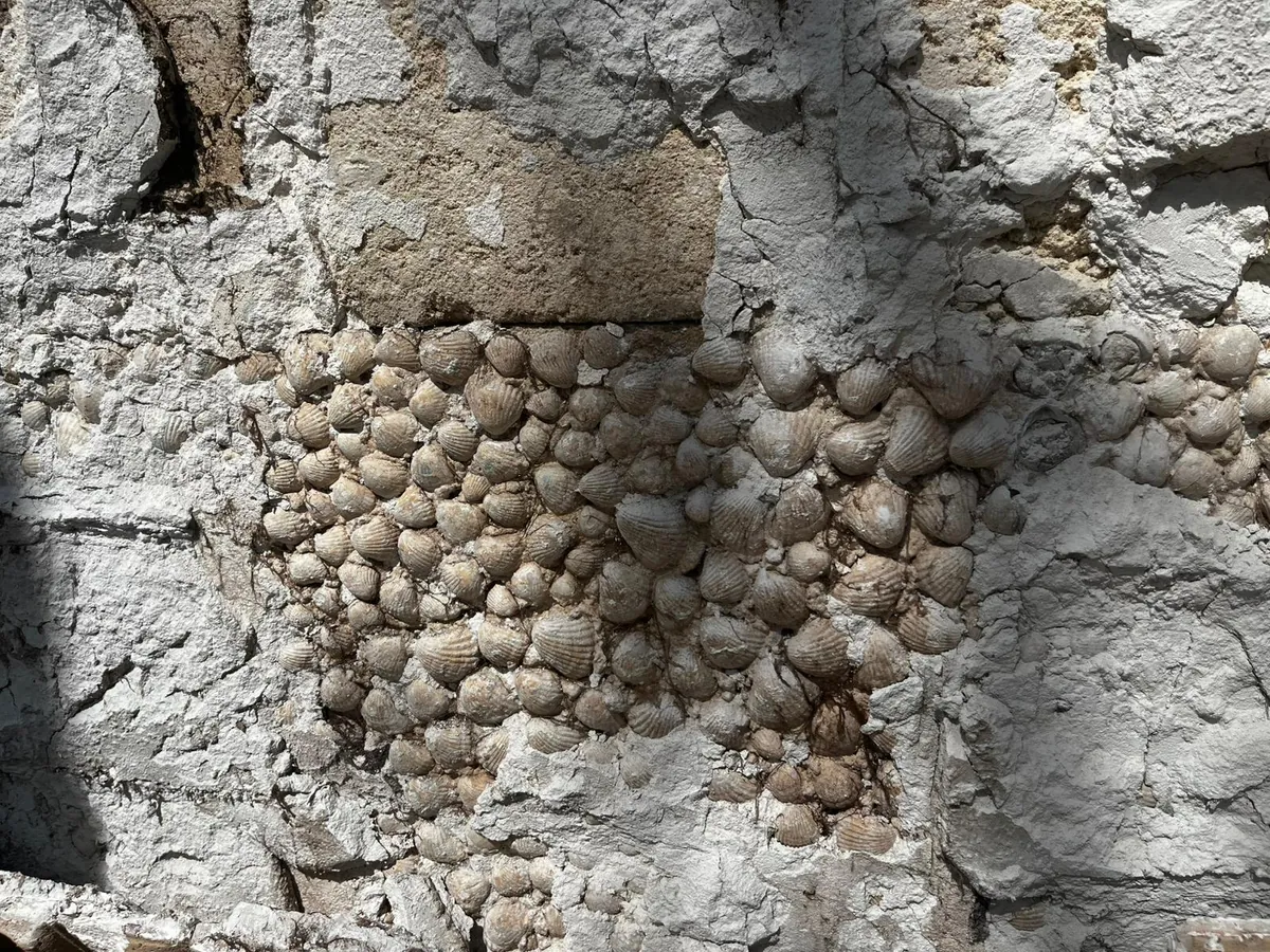 Muratura esistente in pietra riportata alla luce