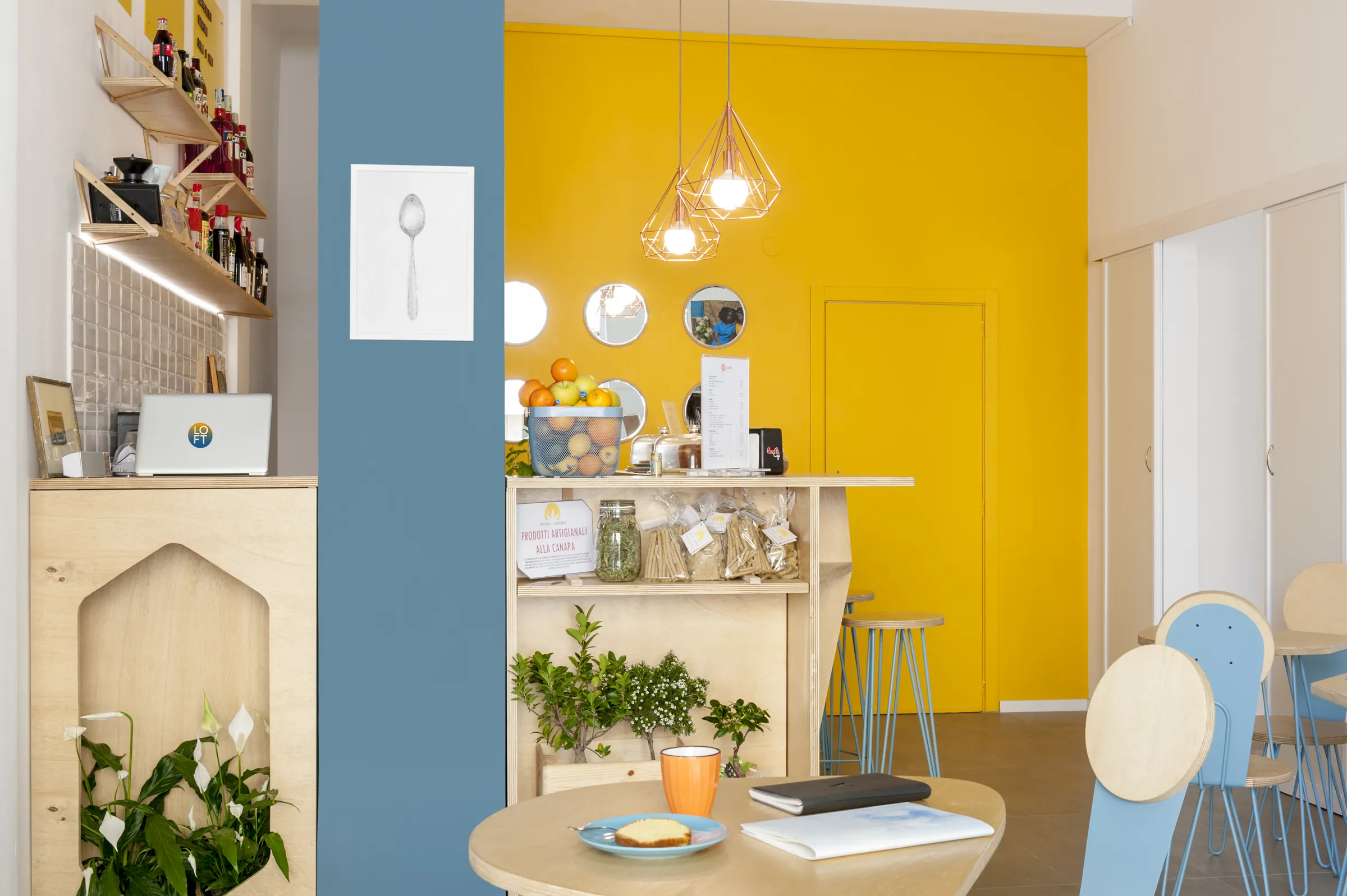 Il caffè di LOFT con gli arredi in legno e metallo azzurro