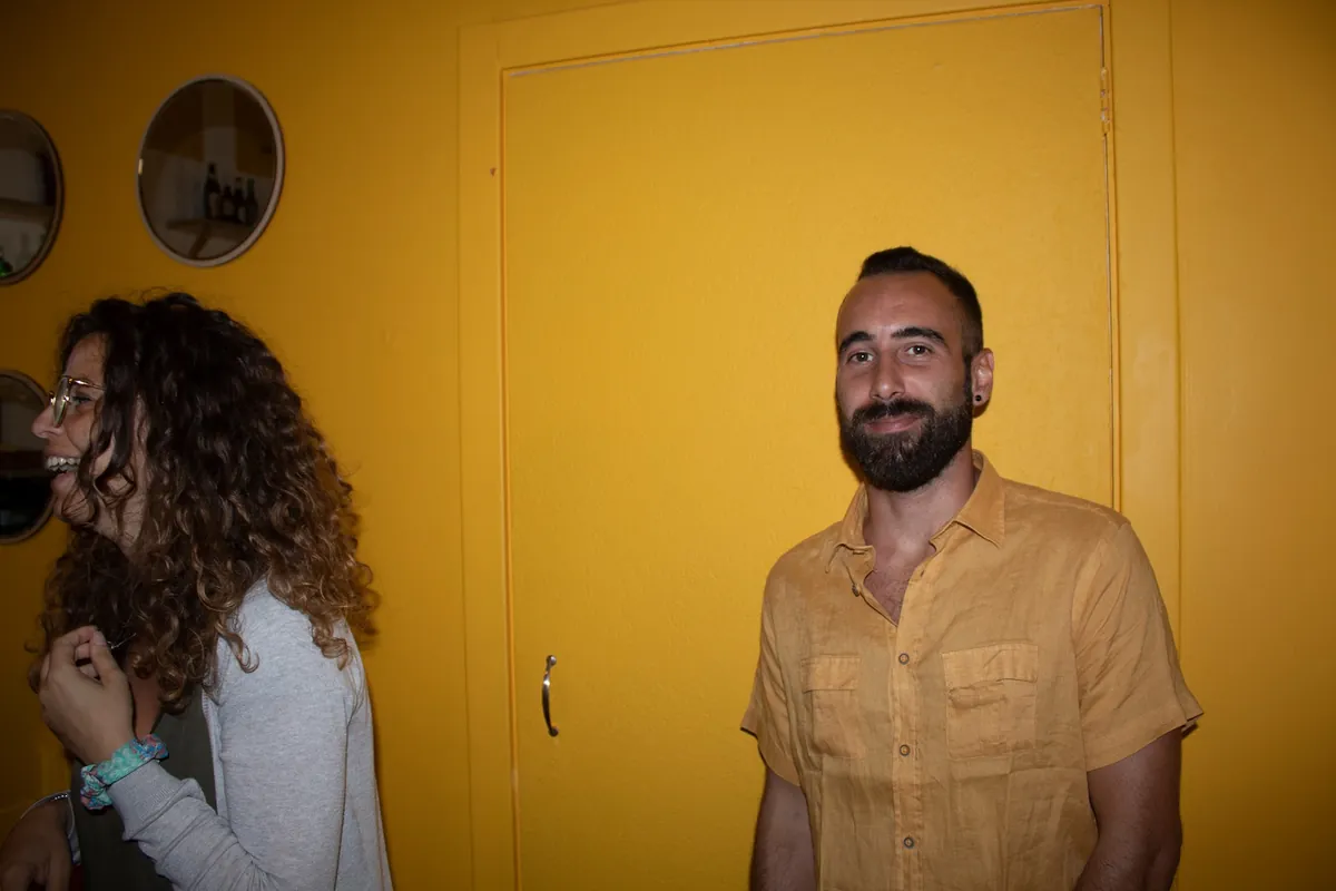 Inaugurazione nello spazio giallo del piccolo caffè