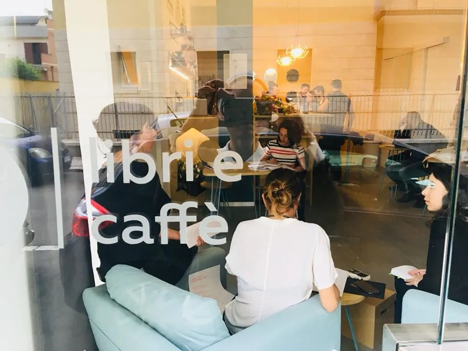 La sala del caffè vista attraverso la vetrina