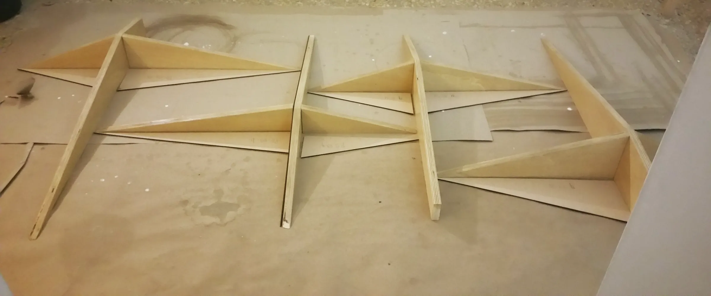 Componenti in legno della libreria durante la lavorazione