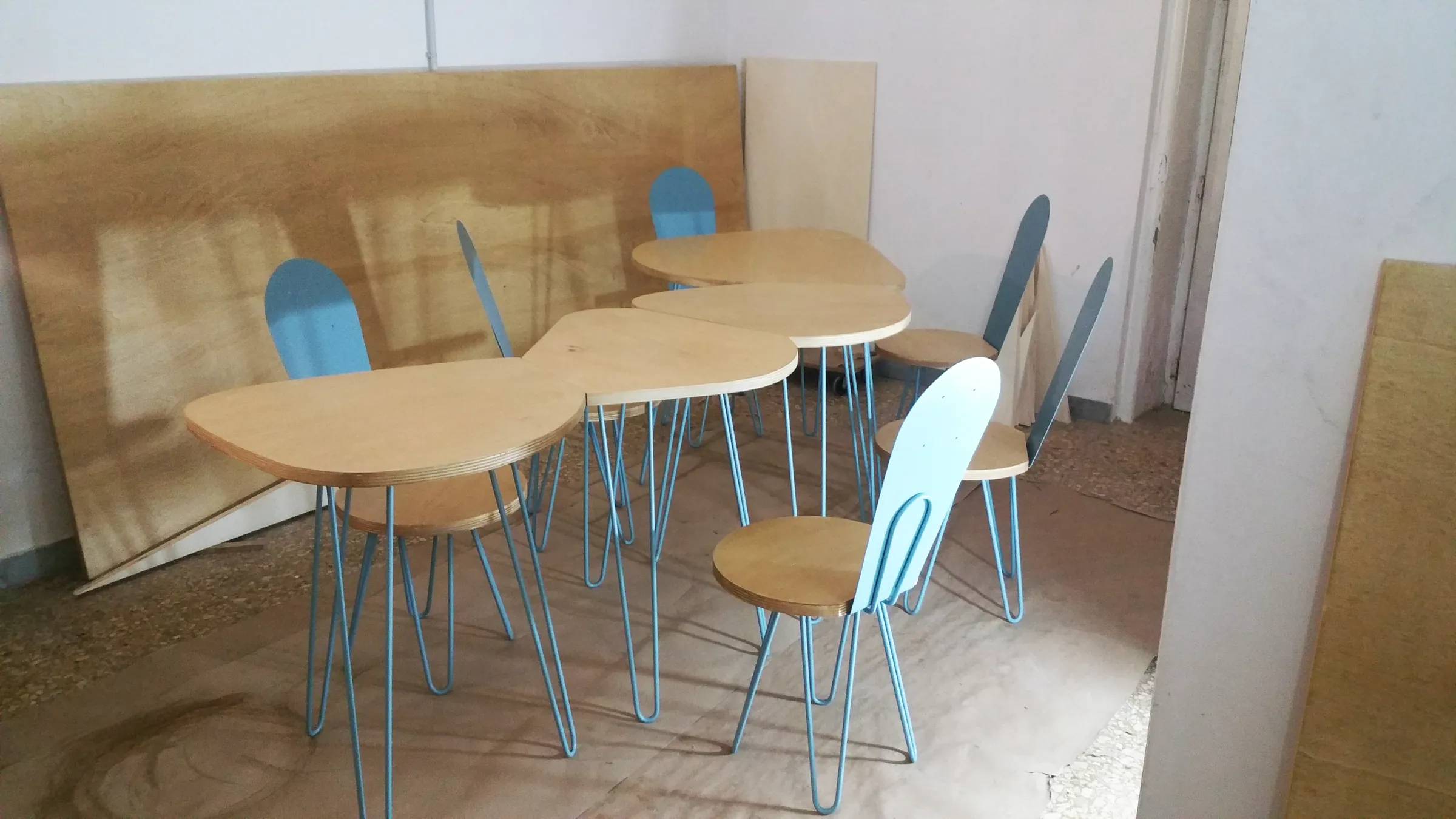 Sedie e tavoli modulari durante la realizzazione