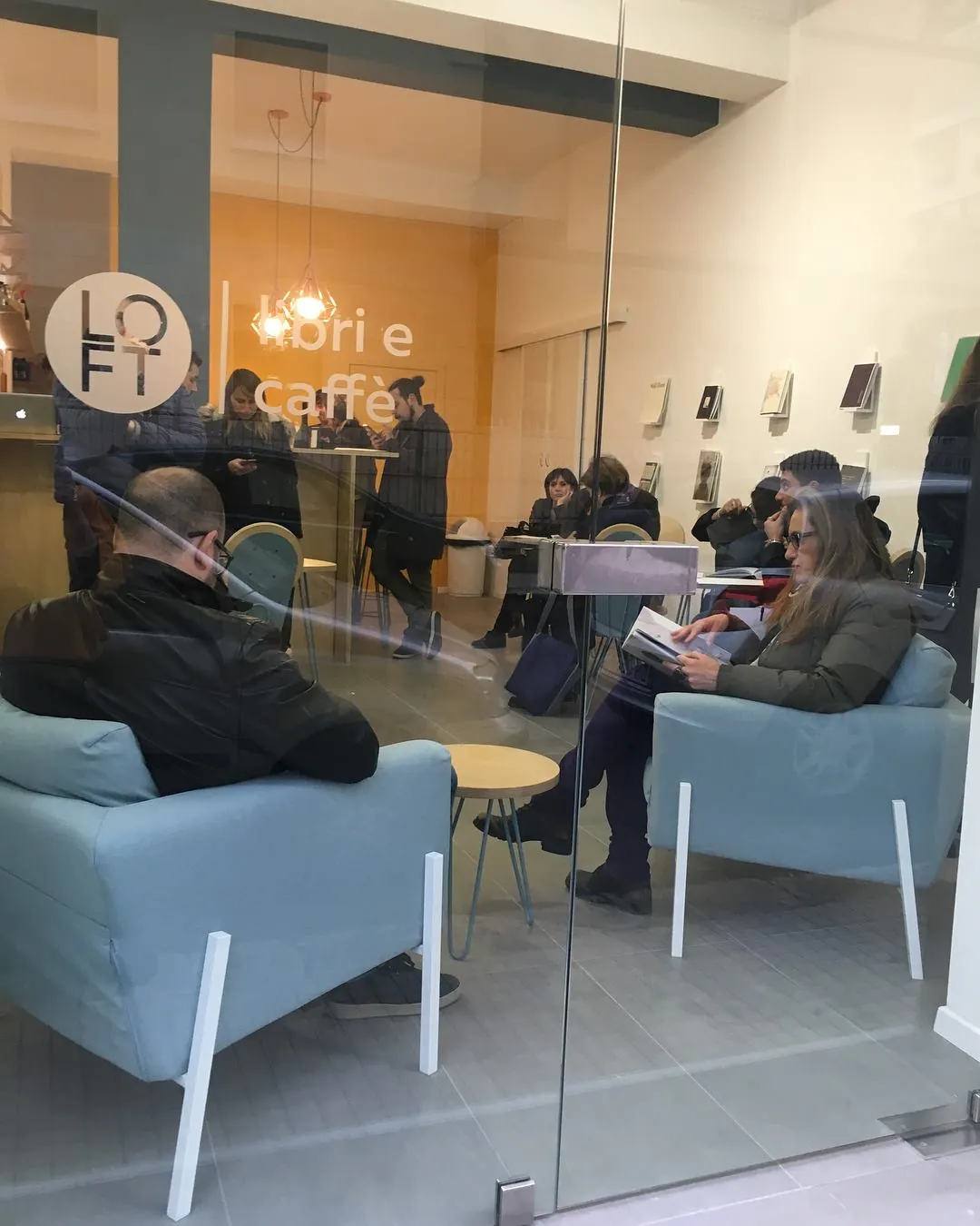 Incontro pubblico nella sala del caffè
