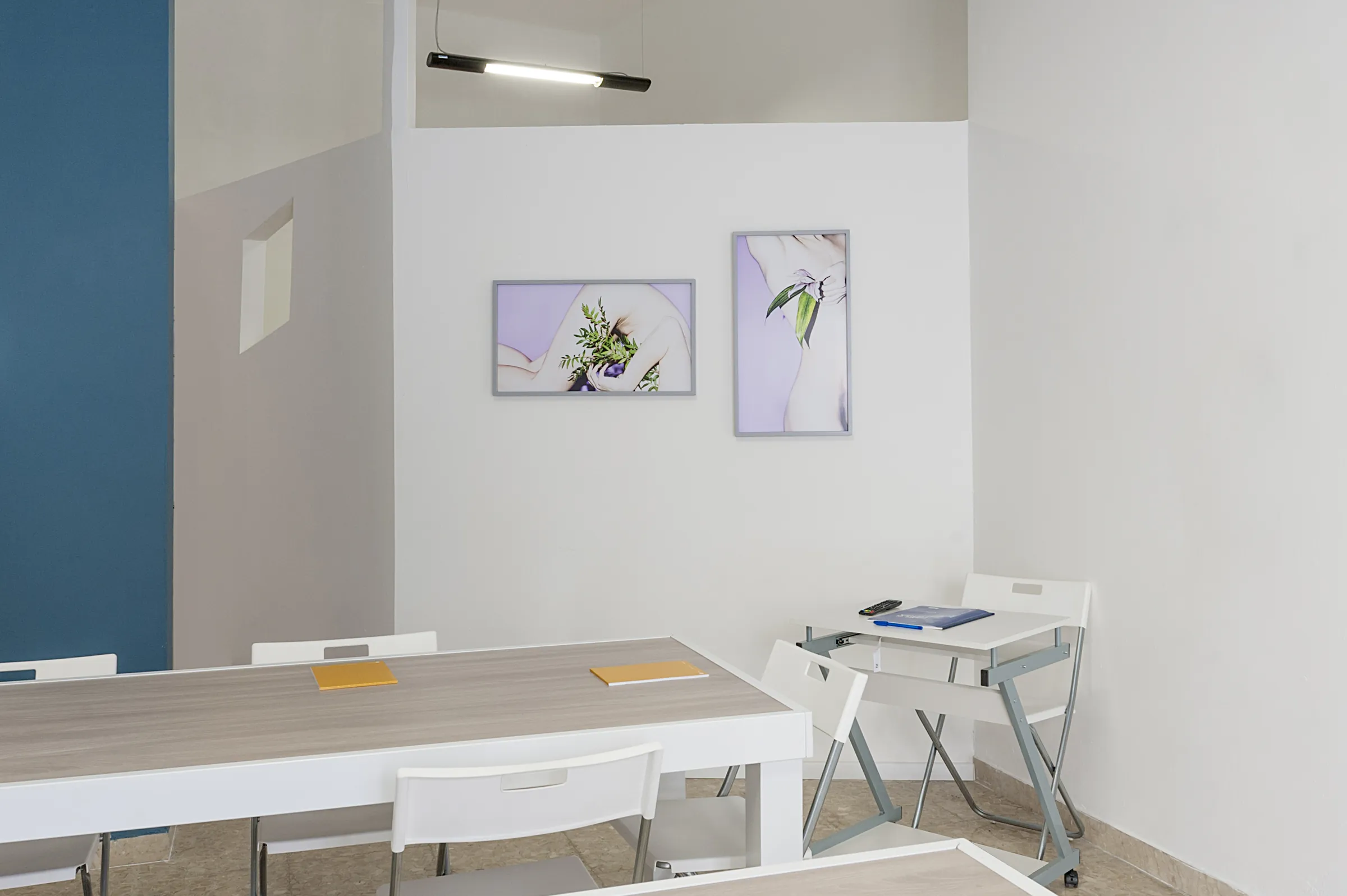 Sala studio con tavoli e luce sospesa