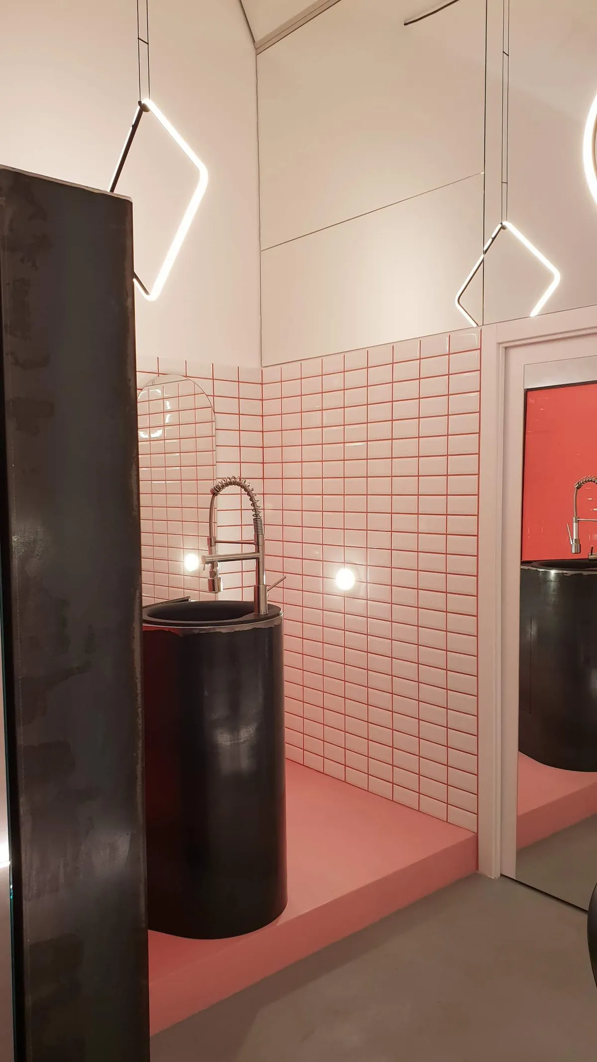 Lavabo e finiture rosa nel locale MASCROOM