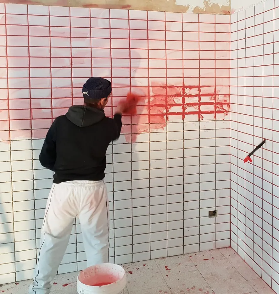 Decorazione rossa delle piastrelle durante il cantiere