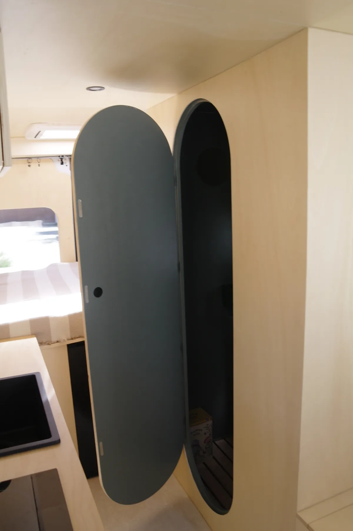 Anta ovale aperta verso il bagno del van