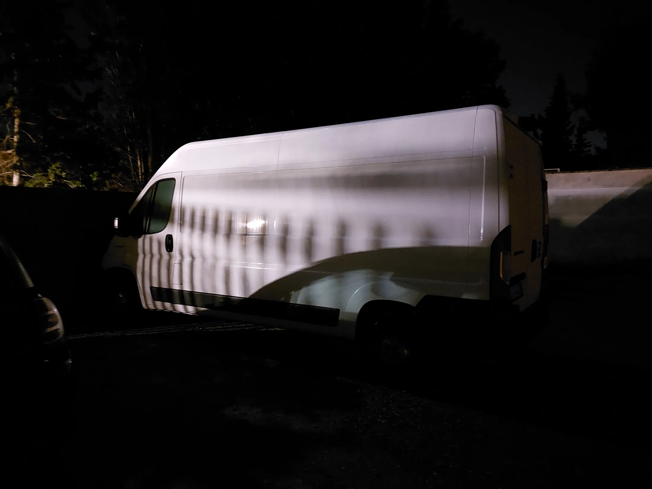 Il furgone prima della trasformazione, fotografato di notte