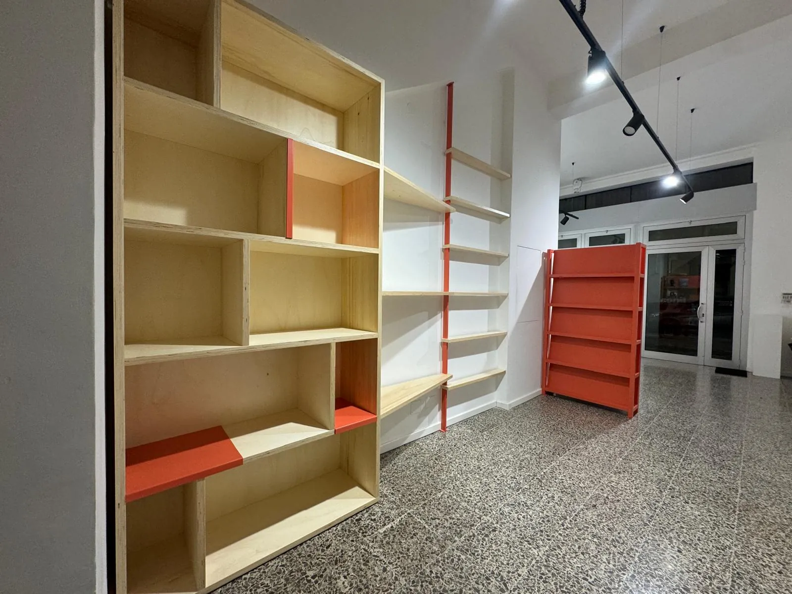 Vista realizzata della libreria, delle mensole e dell’espositore rosso