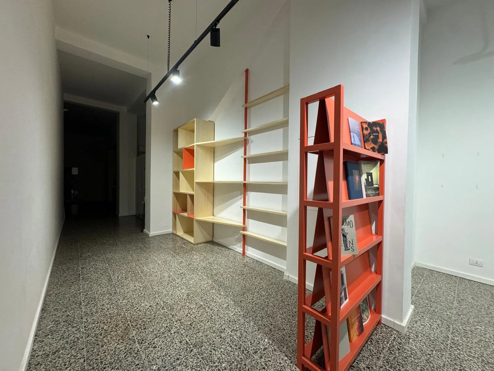 Vista complessiva della Microlibreria con espositore mobile rosso