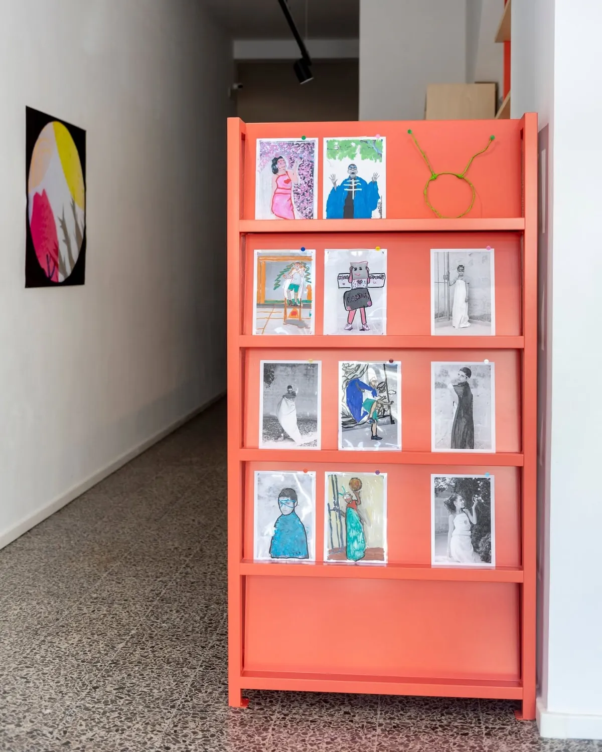 Espositore rosso con la selezione di libri fotografici