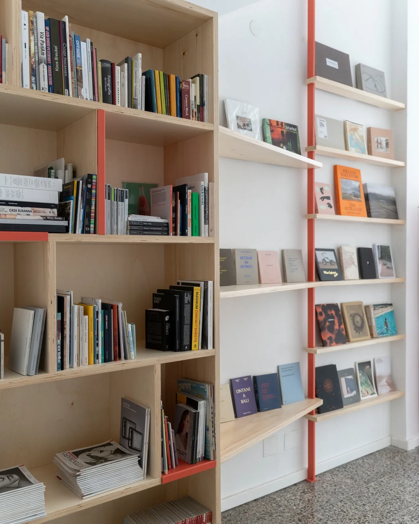 Dettaglio della libreria piena di volumi fotografici