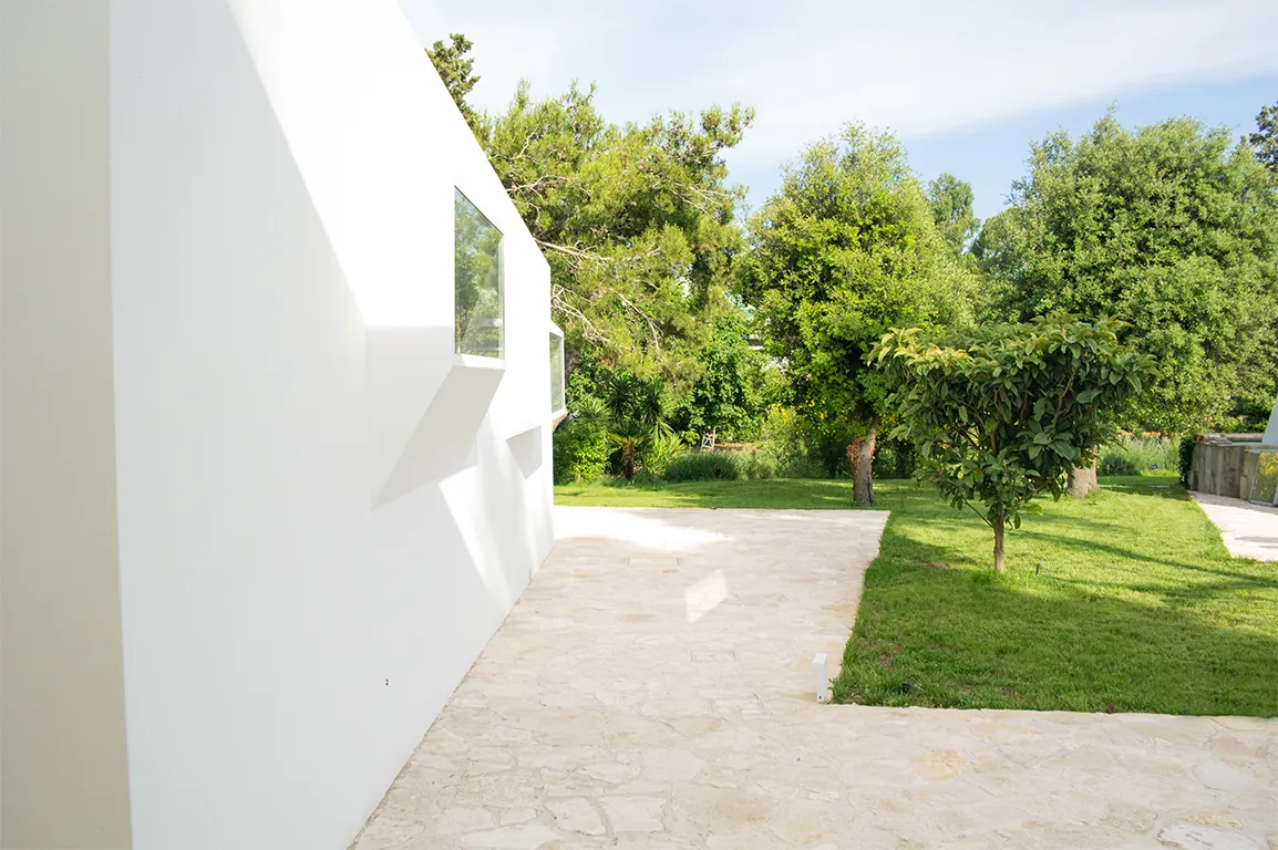 Corridoio distributivo aperto verso il giardino
