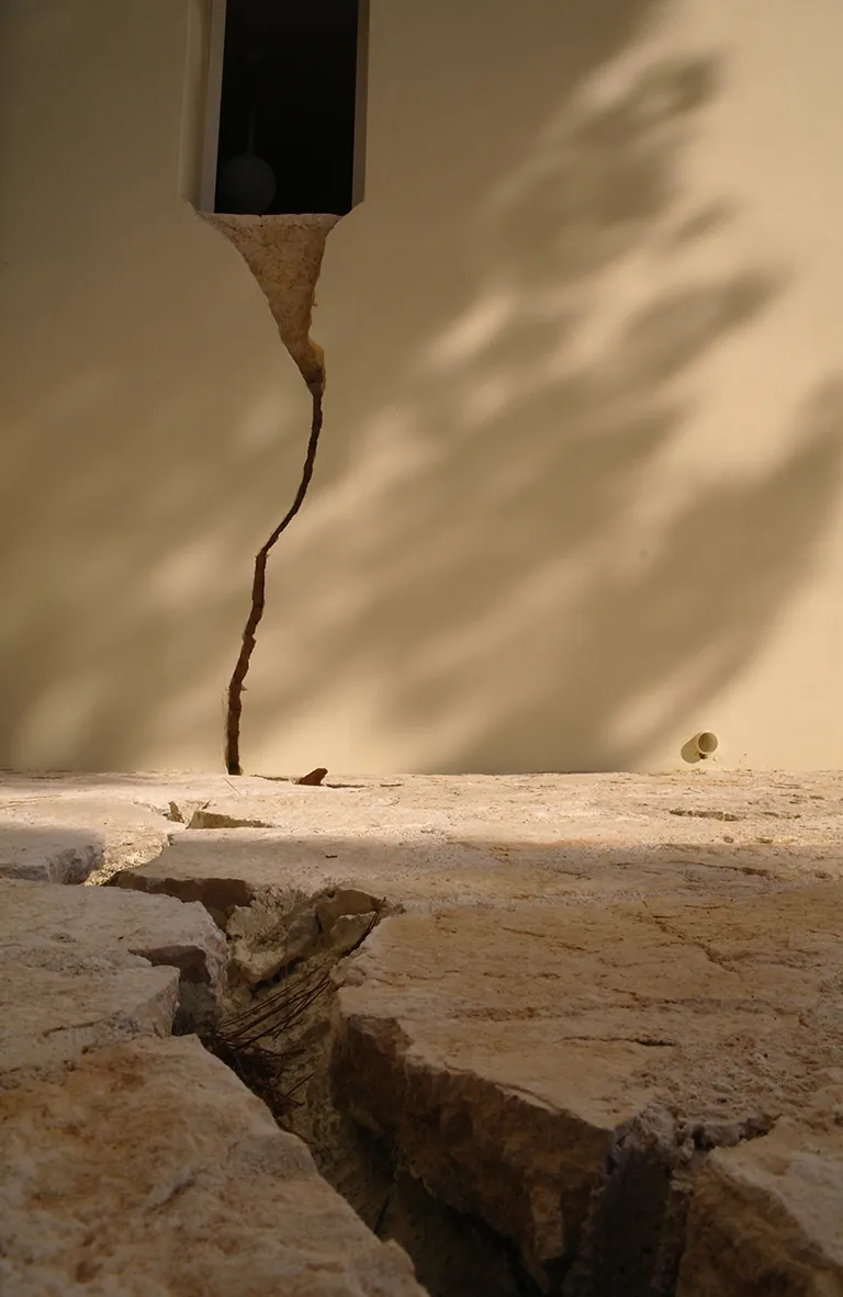 Dettaglio della frattura e della lampada esterna