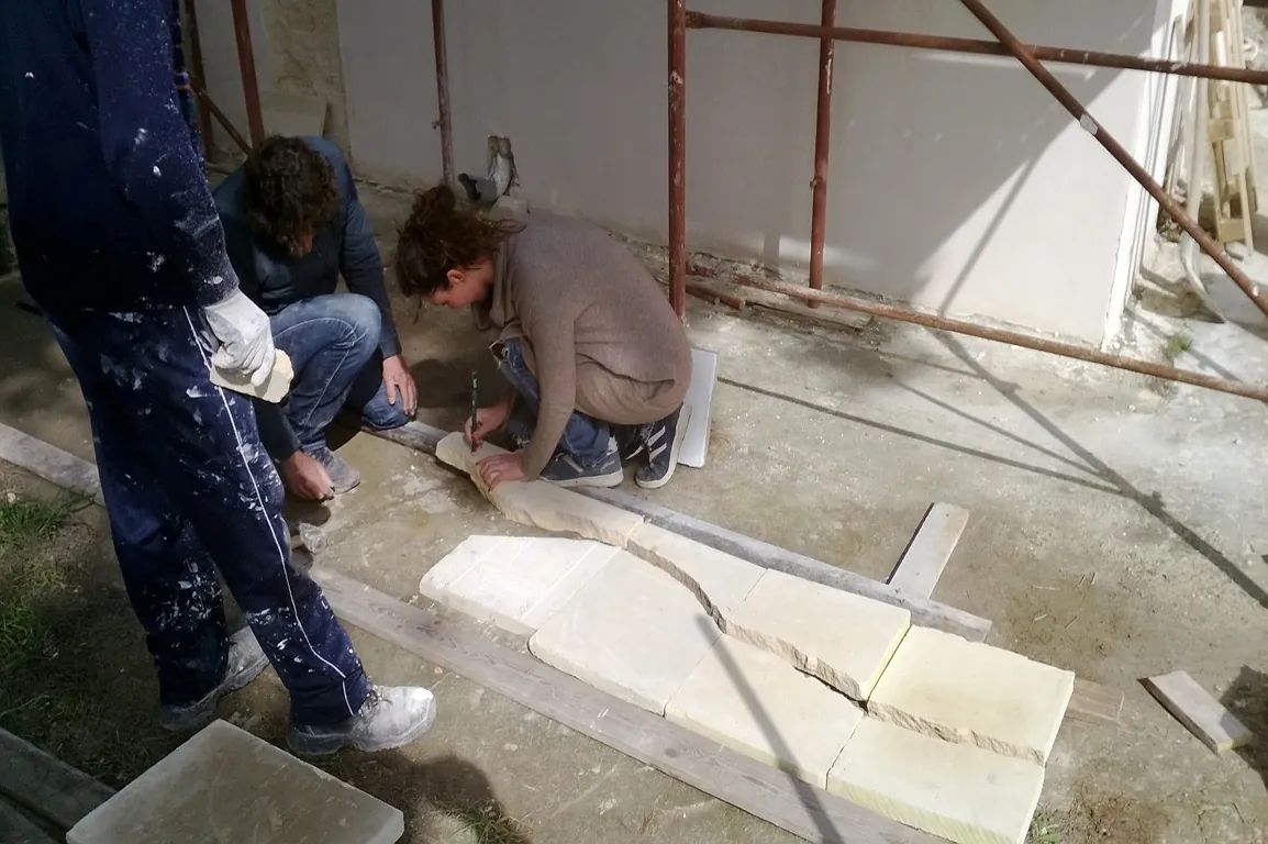 Realizzazione artigianale della frattura nel pavimento