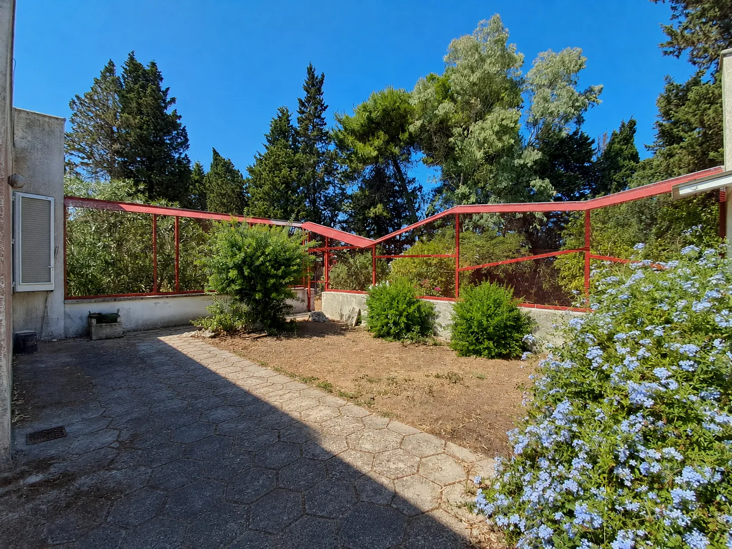Vista del giardino e della struttura metallica rossa