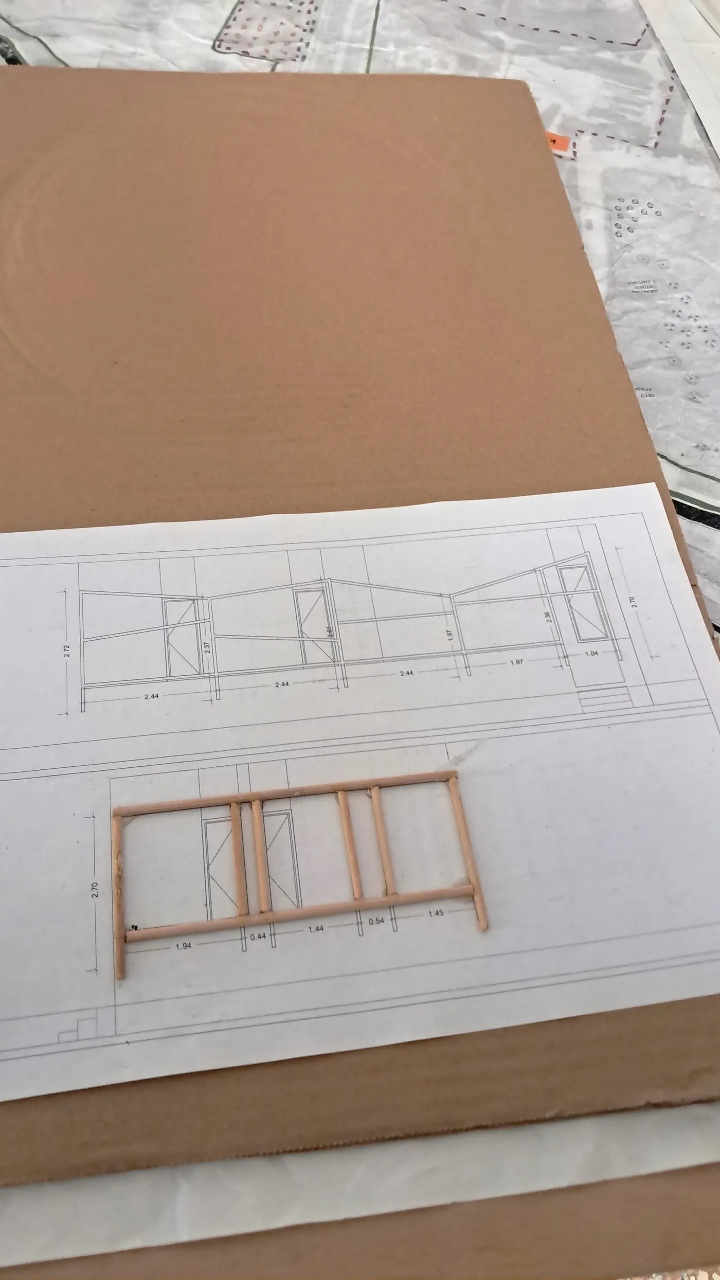 Studio del progetto con disegno e modello in legno